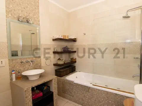 Pringles 2600, Piso 0