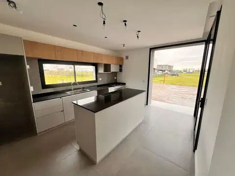 Casa en Venta con 4 cocheras