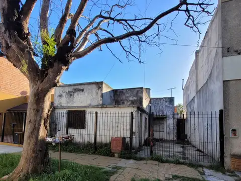 LOTE  CON CASA A DEMOLER