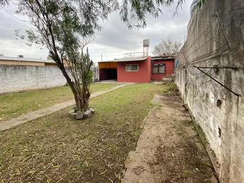 VENTA - Casa de 2 dormitorios con cochera pasante y patio verde - Capitán Bermúdez. APTO CRÉDITO.