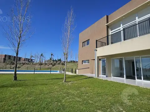 Casa 3 ambientes con jardín en venta - Barrio Los Juncos Lujan con financiación