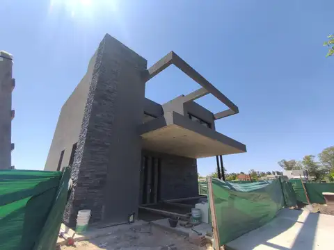 Casa en Venta en Pilar Del Este - Santa Sofia, USD 298.000