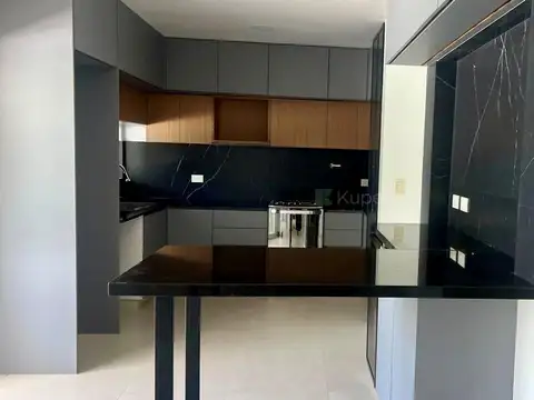 Casa 5 ambientes con 4 baños