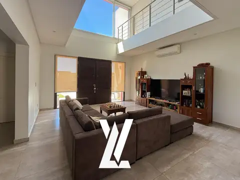 Casa 6 ambientes con 4 baños