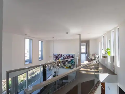 Casa en Venta con 4 cocheras