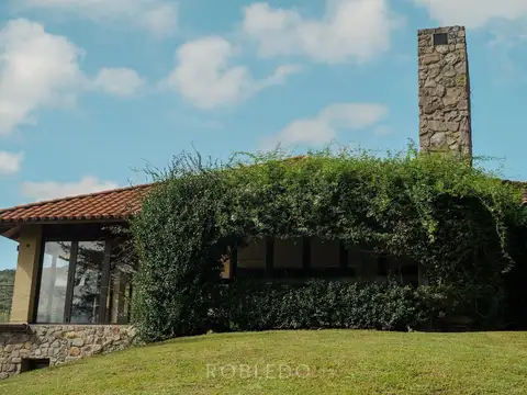 Casa en Alquiler con 2 cocheras