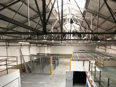 Alquiler Galpón Industrial con Oficinas en Flores Sur