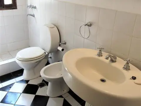 Casa 5 ambientes con 2 baños