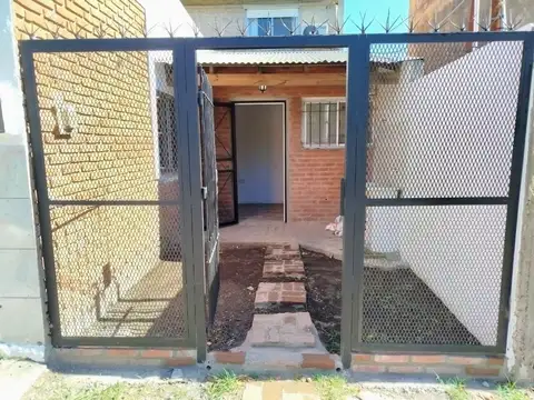 Depto Tipo Casa en Alquiler en Monte Grande, $ 375.000