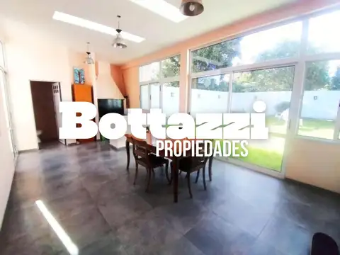 Excelente Casa de 5 ambientes con parque