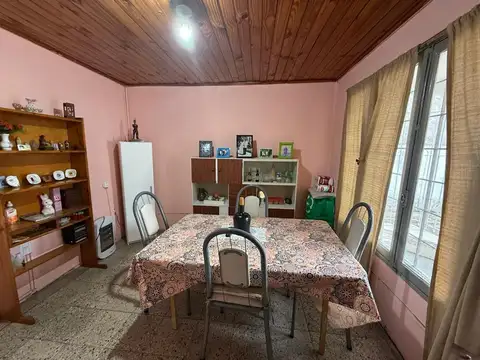 Casa con gran lote en muy buena ubicación.
