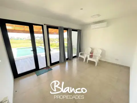 Casa en Alquiler con 2 cocheras
