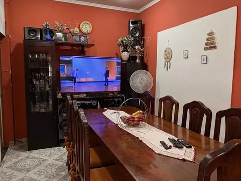 Casa en venta - 4 Dormitorios 2 Baños - 298mts2 - Monte Grande