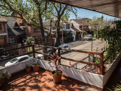 Casa 9 ambientes con 3 baños