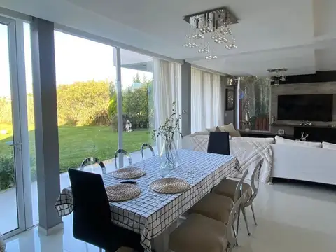 Casa 5 ambientes con 3 baños