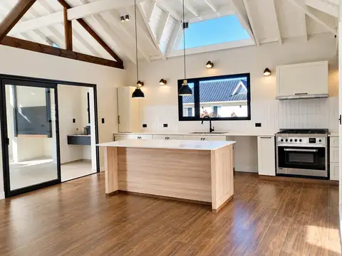 Casa 6 ambientes con 2 baños