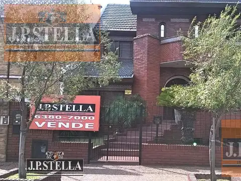 Excelente Casa 5 Amb. c/ Garage 5 Autos - Pileta y Quincho - 400 m² Cub. - San Justo