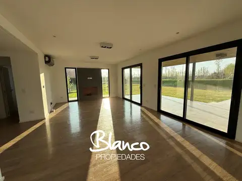 Casa en Alquiler con 1 cochera
