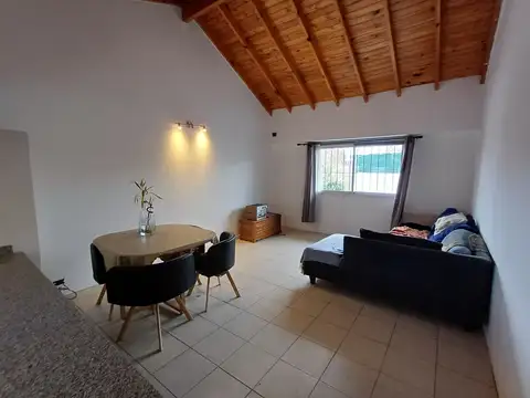 Departamento 2 ambientes en 2do piso con cochera cubierta. Excelente estado y ubicación. APTO CREDITO