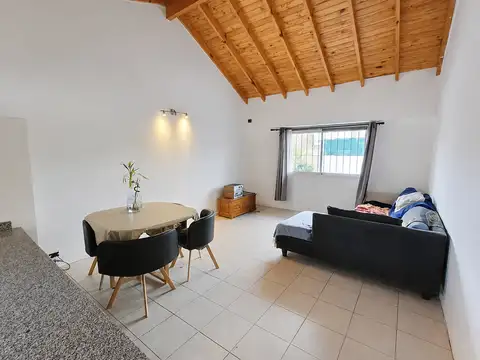 Departamento 2 ambientes en 2do piso con cochera cubierta. Excelente estado y ubicación. APTO CREDITO