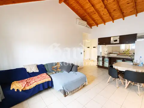Departamento 2 ambientes en 2do piso con cochera cubierta. Excelente estado y ubicación. APTO CREDITO