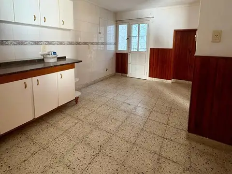Casa 8 ambientes con 1 baño
