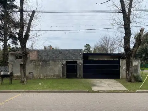 Casa en venta dos dormitorios con gran jardín, quincho y pileta Pueblo Eshter