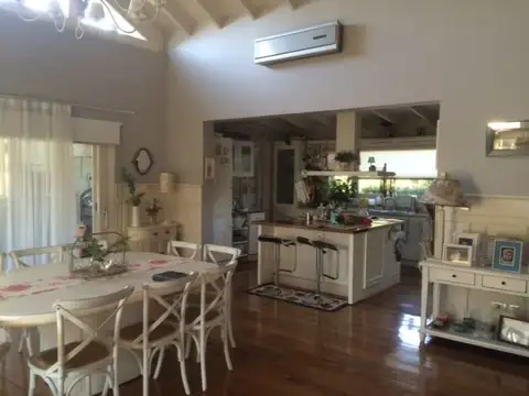 IMPONENTE PROPIEDAD ESTILO AMERICANO DE GRAN CATEGORIA