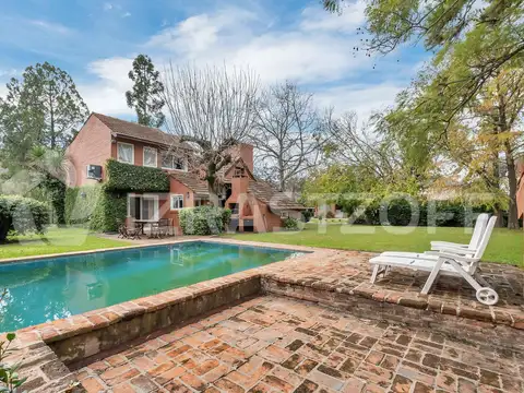 Casa en  esquina  Los  Lagartos