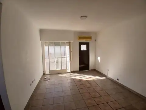 Alquiler PH 2 ambientes en Monte Castro. Bajas expensas