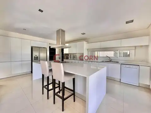 Casa en Venta con 5 cocheras