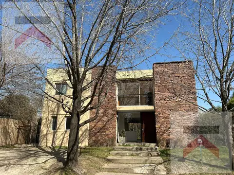 Hermosa Casa con 3 dormitorios y dependencia en Santa Maria De Los Olivos!