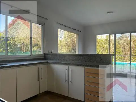 Hermosa Casa con 3 dormitorios y dependencia en Santa Maria De Los Olivos!