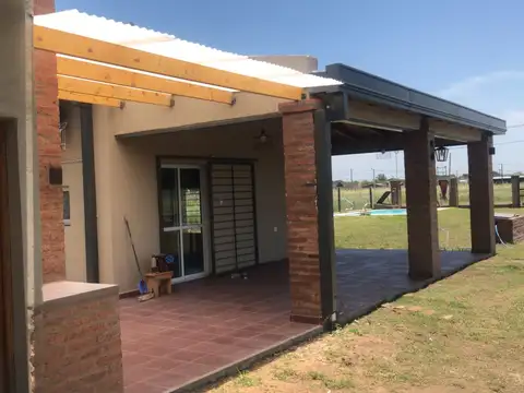 Casa con 2 dormitorios y pileta en Colonia Benitez, B° Los Hornos