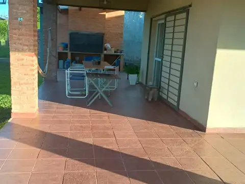 Casa con 2 dormitorios y pileta en Colonia Benitez, B° Los Hornos