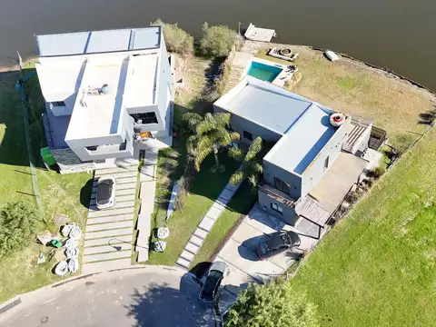 Casa en Venta con 2 cocheras