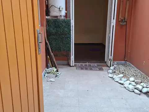 -H-ALQUILER PH 1 ambiente, con patio y cocina independiente – ALMAGRO 