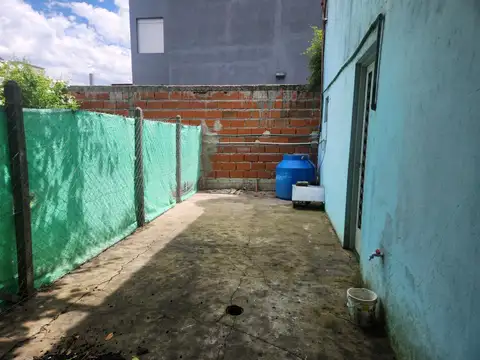 ¡Casa 1 dormitorio con fondo y cochera!