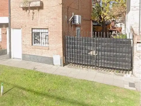 TRIPLEX EN VENTA C/ PATIO Y COCHERA – BELLA VISTA