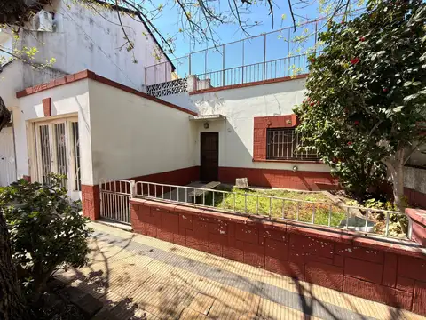 Casa en venta de 8,66 x 20 en Villa Raffo a pasos de Gral. Paz y  Av. Lope de Vega