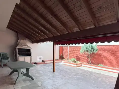 CASA EN VENTA CON COCHERA -3 AMBIENTES -LINIERS.