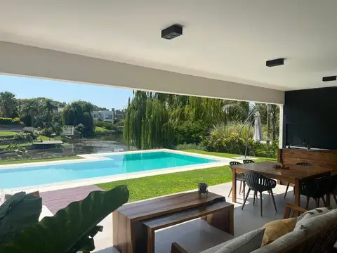 Casa en Alquiler con 2 cocheras
