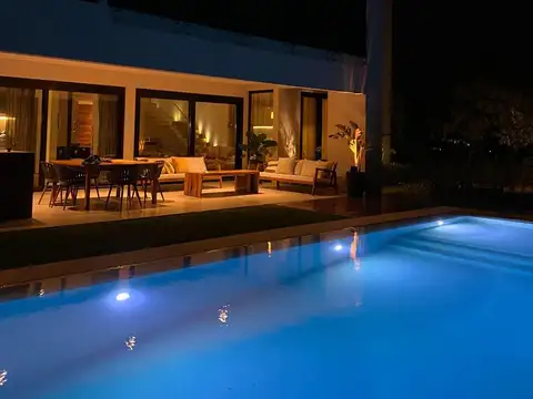 Impecable Casa con 4 Suite al Lago en Alquiler Anual en Los Castores - Nordelta