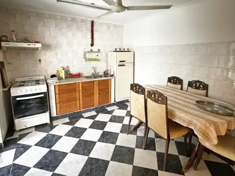 Casa 4 ambientes con 2 baños