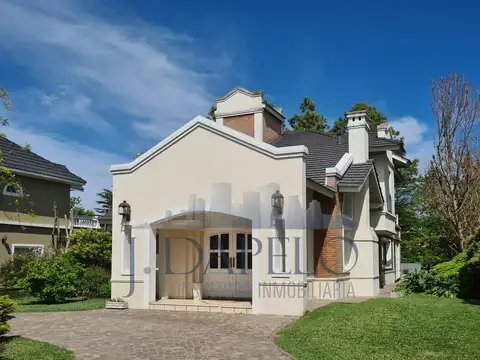 Casa 5 ambientes con 3 baños