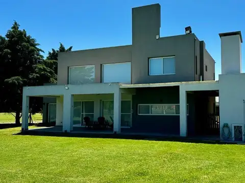 Casa 6 ambientes con 5 baños