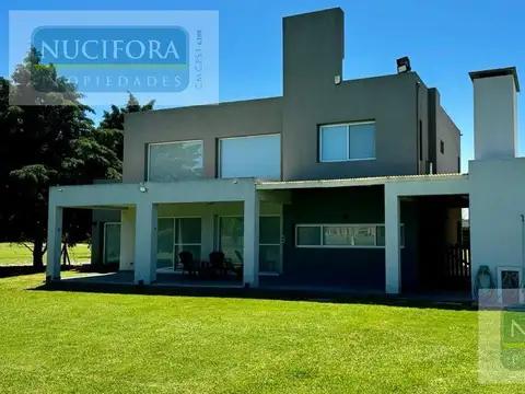 Casa 6 ambientes con 5 baños