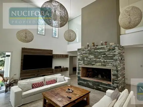 Casa en Venta con 2 cocheras