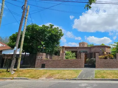 CASA VENTA HURLINGHAM 4 AMBIENTES PILETA JARDIN