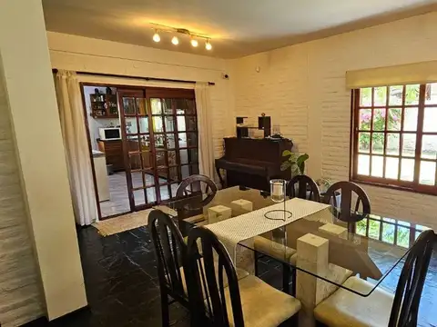 Casa 4 ambientes con 2 baños